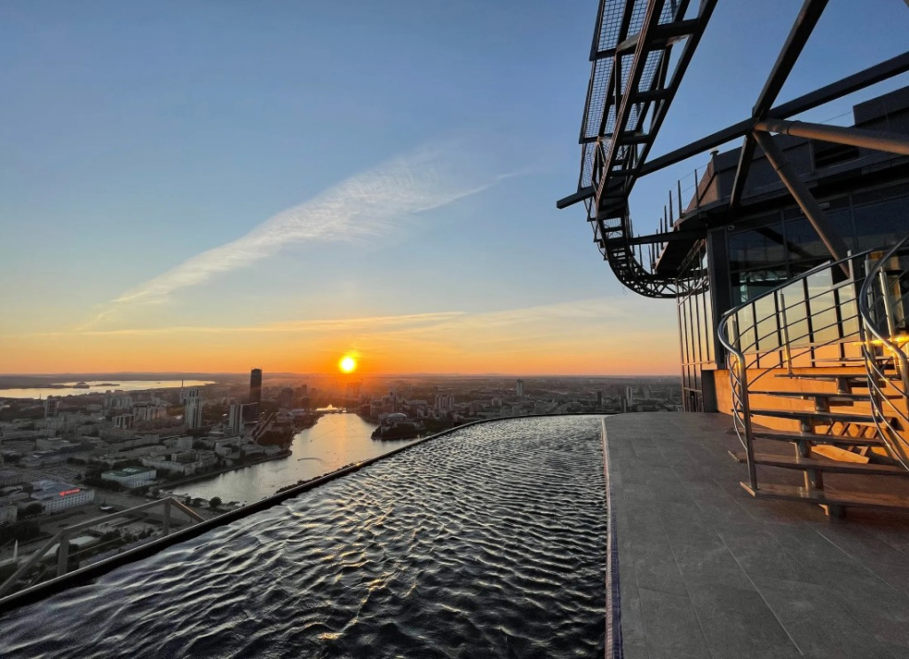 Бассейн на крыше небоскреба «Высоцкий» Бассейн на крыше небоскреба «Высоцкий»